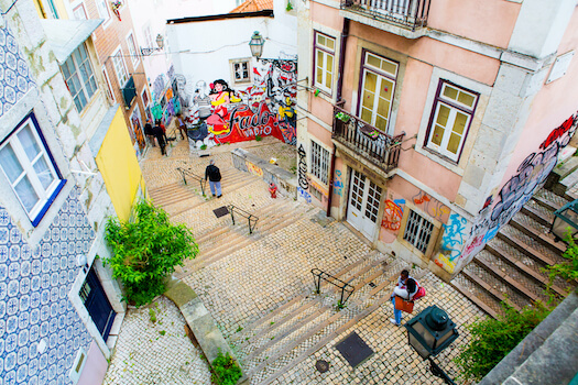 lisbonne alfama quartier rue street art local portugal monplanvoyage