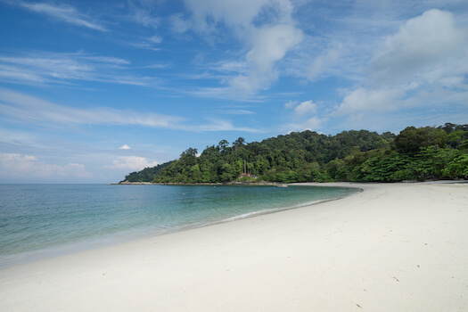 pangkor ile plage sable blanc foret eau turquoise malaisie monplanvoyage