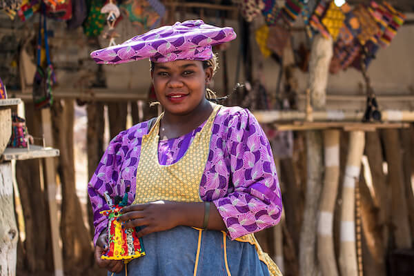 femme herero tradition vetement chapeau namibie monplanvoyage