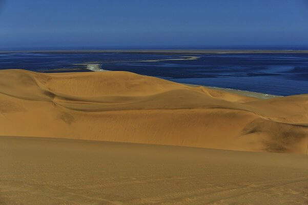 walvis bay lagune dune sable mer namibie monplanvoyage