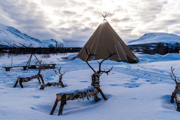 kirkenes tente tradition sami peuple rennes norvege monplanvoyage