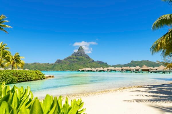 tahiti ile bungalow piloti plage sable eau turquoise polynesie monplanvoyage