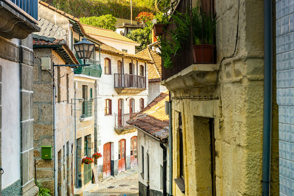 entre os rios village rue douro vallee portugal monplanvoyage