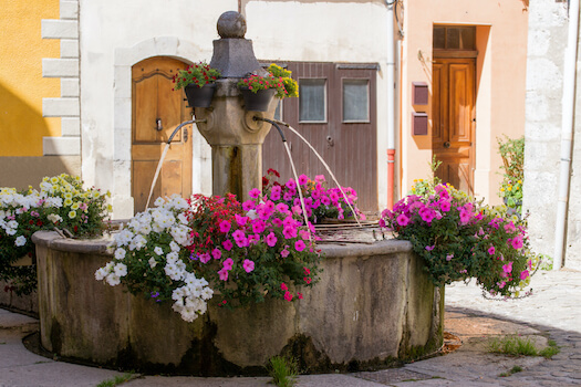 village provence place fontaine fleur france monplanvoyage