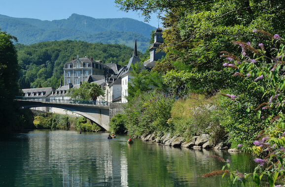 pyrenees betharam village medieval chateau fleuve france monplanvoyage