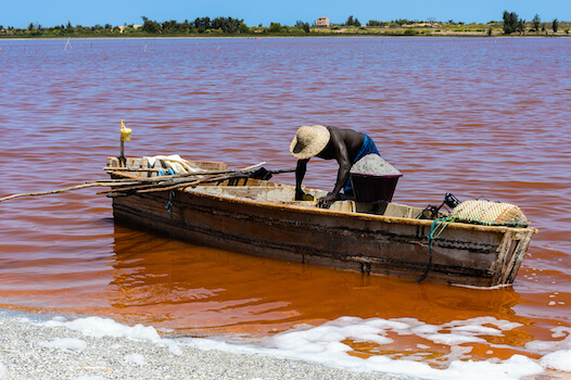 lac rose pecheur bateau senegal afrique monplanvoyage