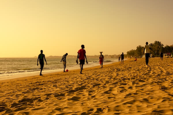 saly plage sable ocean sunset coucher de soleil senegal monplanvoyage
