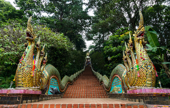 doi suthep escalier ascension montagne priere bonze sacre thailande monplanvoyage