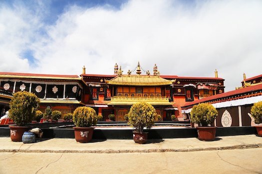 lhassa jokhang temple sacre moine boudhisme tibet monplanvoyage