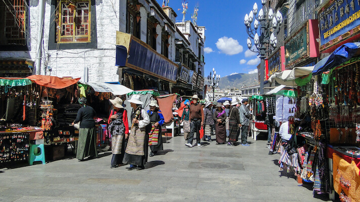 lhassa quartier rue local tradition tibet monplanvoyage