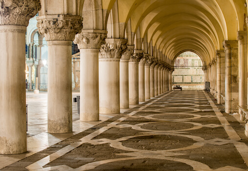 san marco place arcade architecture venise italie monplanvoyage